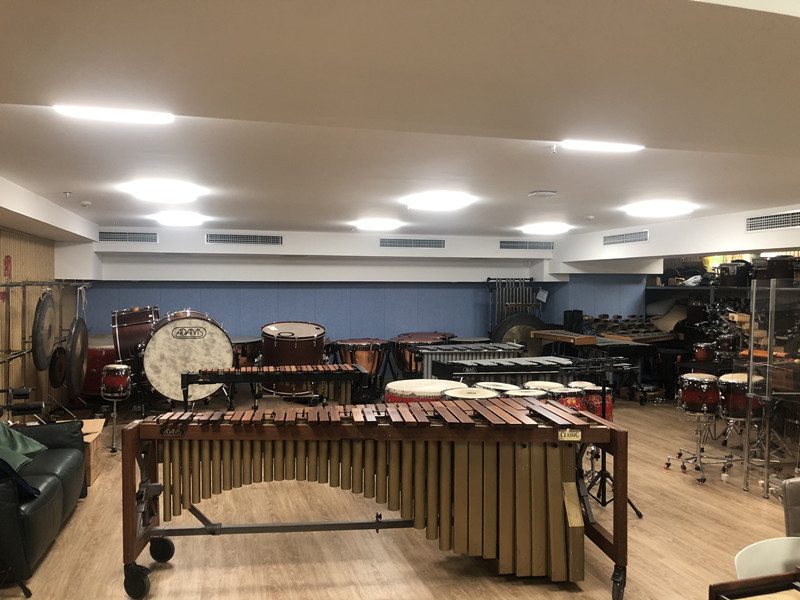 乐器包括：ADAMS 5个八度玛林巴、ADAMS定音鼓四只、ADAMS管钟、钢琴、小军鼓、 ADAMS大军鼓、排鼓、全枫木爵士鼓、康加鼓、大锣、通通鼓、邦戈鼓、康加鼓、颤音琴、木鼓、木鱼。冷暖空调。